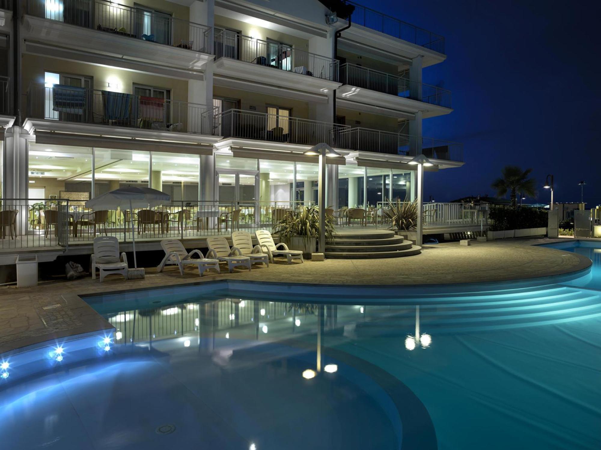 Casa Del Mar Aparthotel Roseto degli Abruzzi Kültér fotó