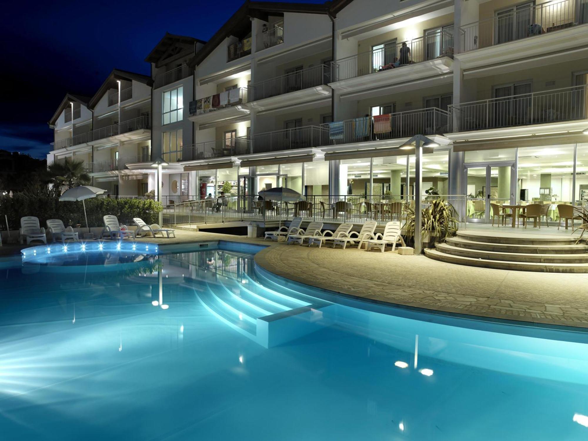 Casa Del Mar Aparthotel Roseto degli Abruzzi Kültér fotó